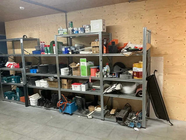 Aannemersmateriaal in stelling - afbeelding 1 van  16