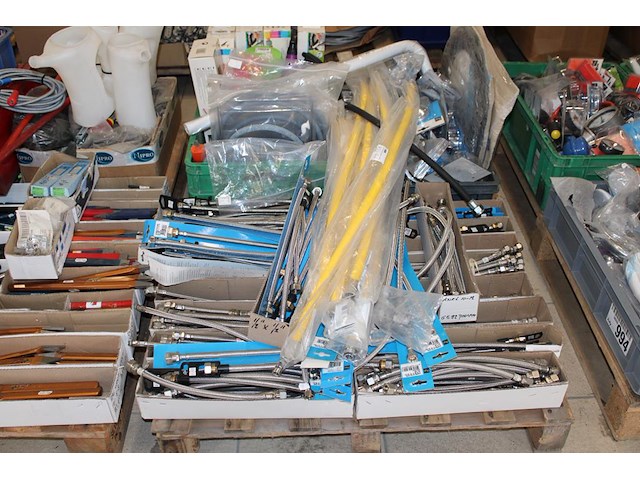 Aansluitslangen w.o. rvs gasslangen wateraansluitslangen en waterproducten. - afbeelding 1 van  3