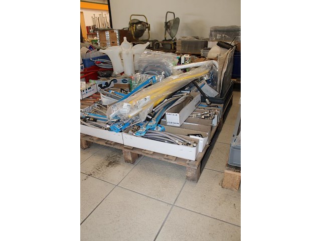 Aansluitslangen w.o. rvs gasslangen wateraansluitslangen en waterproducten. - afbeelding 2 van  3