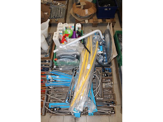 Aansluitslangen w.o. rvs gasslangen wateraansluitslangen en waterproducten. - afbeelding 3 van  3