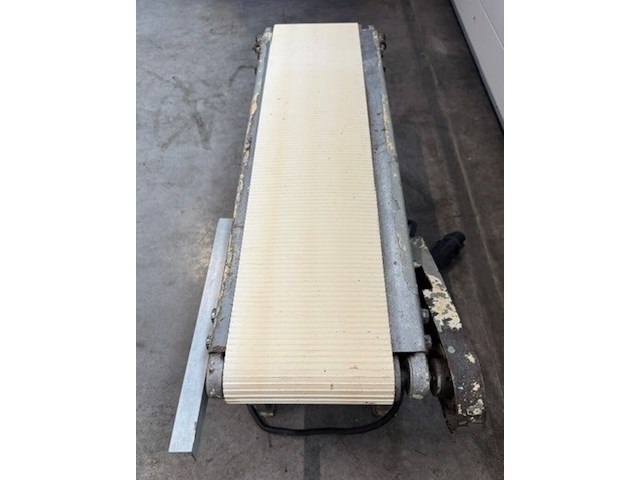 Aanvoerbandje flowpackmachine eigen bouw, grijs, bouwjaar 2012 - afbeelding 1 van  3