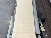Aanvoerbandje flowpackmachine eigen bouw, grijs, bouwjaar 2012