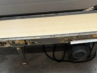 Aanvoerbandje flowpackmachine eigen bouw, grijs, bouwjaar 2012 - afbeelding 2 van  3