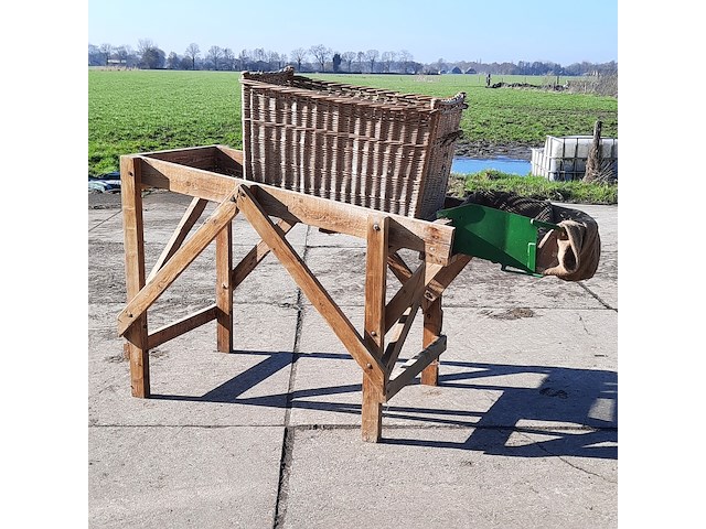 Aardappelsorteerder met rieten mand - afbeelding 1 van  8