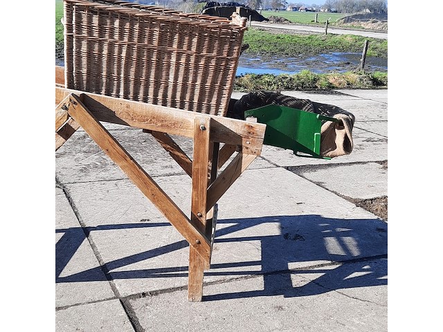 Aardappelsorteerder met rieten mand - afbeelding 2 van  8