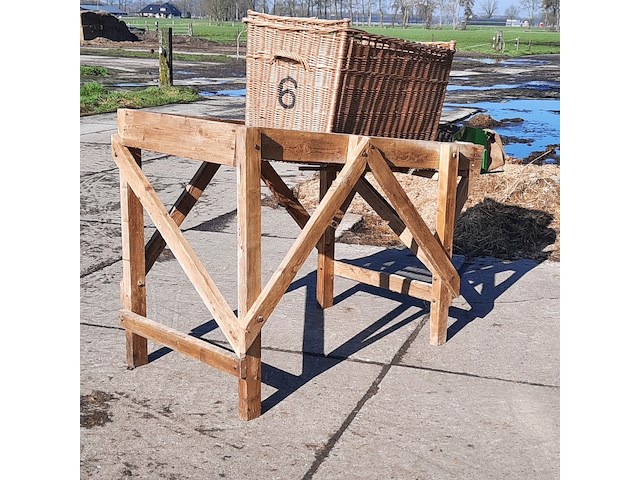 Aardappelsorteerder met rieten mand - afbeelding 4 van  8