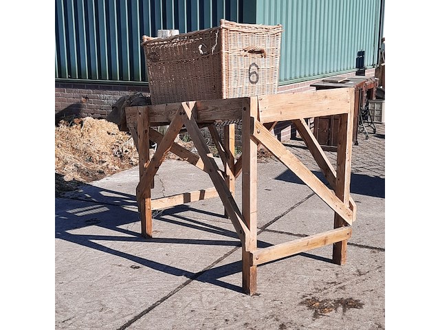 Aardappelsorteerder met rieten mand - afbeelding 5 van  8