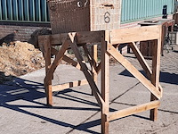 Aardappelsorteerder met rieten mand - afbeelding 5 van  8