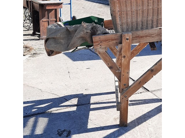 Aardappelsorteerder met rieten mand - afbeelding 6 van  8