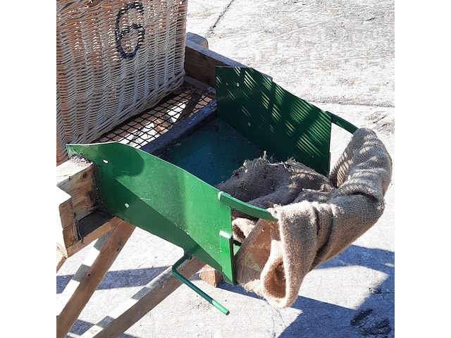 Aardappelsorteerder met rieten mand - afbeelding 7 van  8