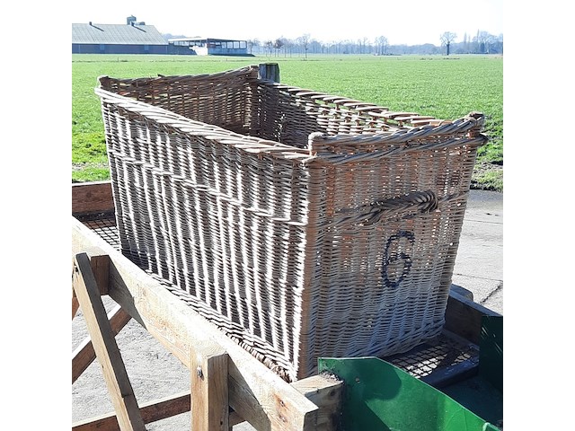 Aardappelsorteerder met rieten mand - afbeelding 8 van  8