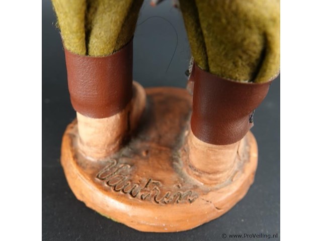 Aardewerk jager met konijn - afbeelding 4 van  5