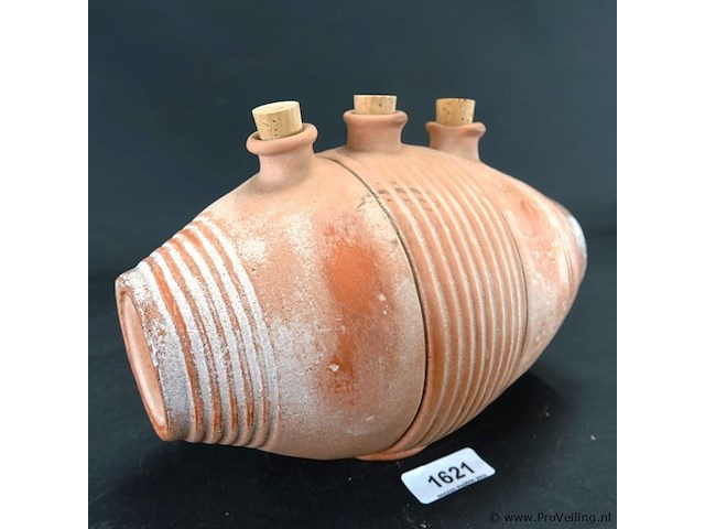 Aardewerk kruik met drie stoppen - afbeelding 1 van  5