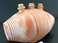 Aardewerk kruik met drie stoppen - afbeelding 1 van  5