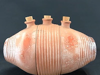 Aardewerk kruik met drie stoppen - afbeelding 2 van  5