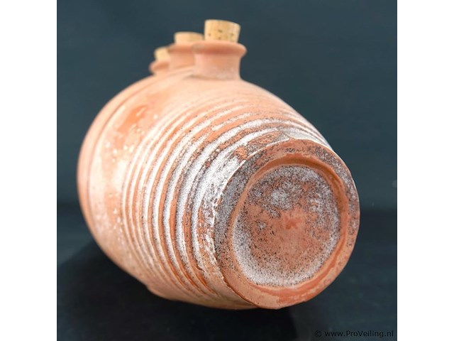 Aardewerk kruik met drie stoppen - afbeelding 3 van  5