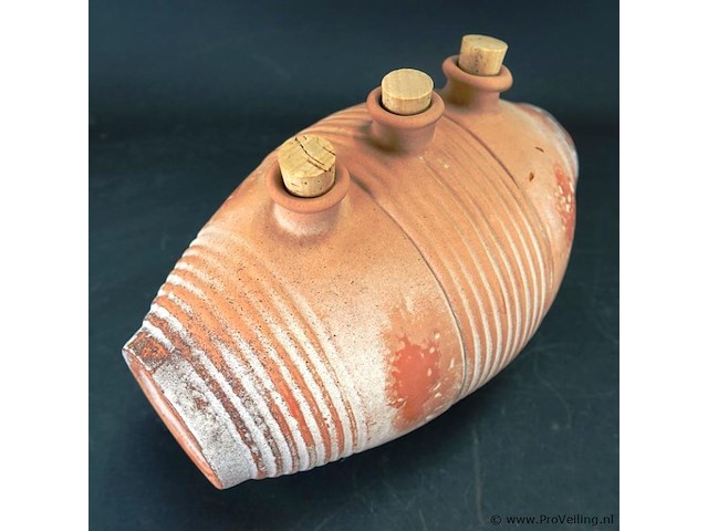 Aardewerk kruik met drie stoppen - afbeelding 4 van  5