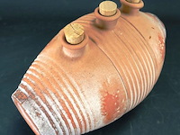 Aardewerk kruik met drie stoppen - afbeelding 4 van  5