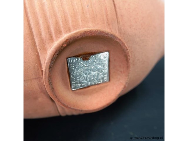 Aardewerk kruik met drie stoppen - afbeelding 5 van  5