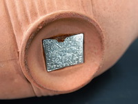 Aardewerk kruik met drie stoppen - afbeelding 5 van  5