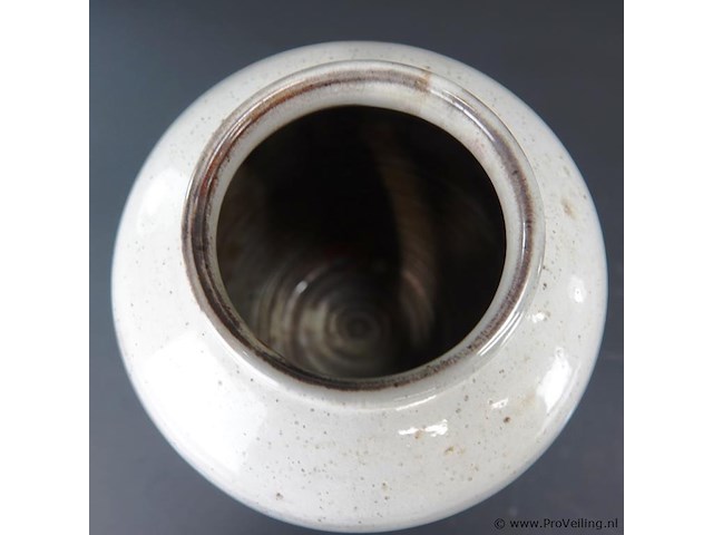 Aardewerk vaas, ontworpen door meindert zaalberg en uitgevoerd door potterij zaalberg. ontwerp uit 1949 - afbeelding 4 van  5