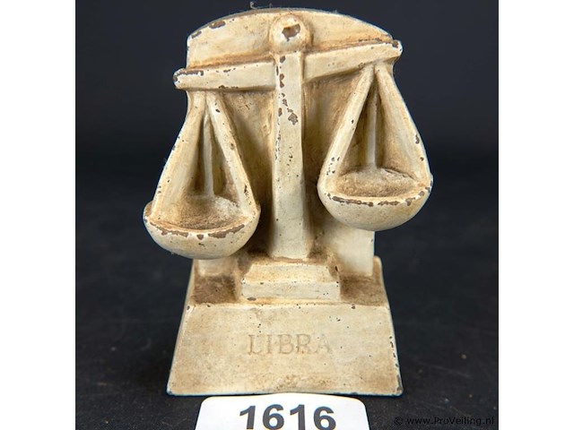 Aardewerk zodiac beeld libra - afbeelding 1 van  3