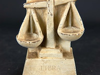 Aardewerk zodiac beeld libra - afbeelding 1 van  3