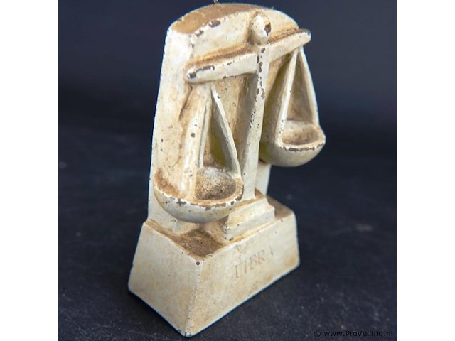 Aardewerk zodiac beeld libra - afbeelding 2 van  3