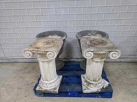 Aardewerk zuil met pot (2x)