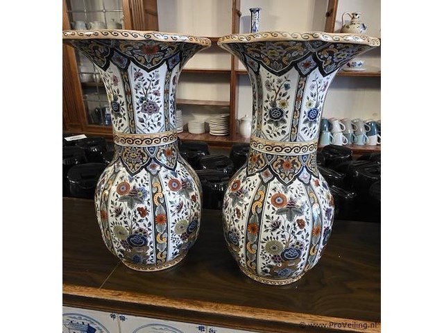 Aardewerken vazen met bloemmotief - 2 stuks - afbeelding 1 van  2