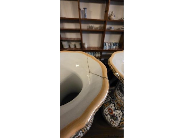 Aardewerken vazen met bloemmotief - 2 stuks - afbeelding 2 van  2