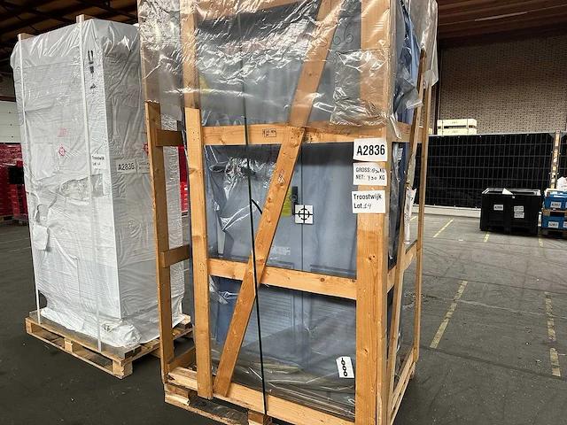 Abb - acs880-17-0293a-3+c179+k454+l504+q950+q973 - industriële frequentieregelaar/omvormerkast 160kw - afbeelding 1 van  4
