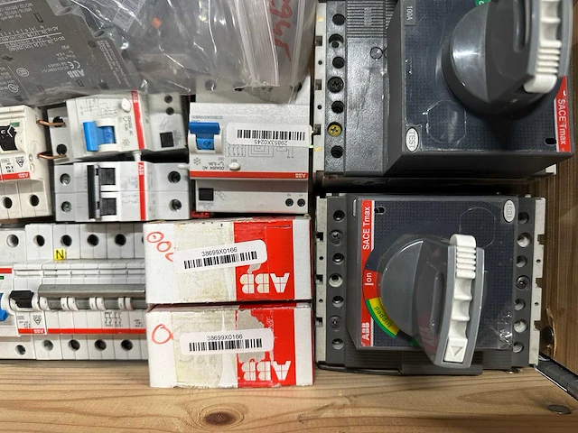 Abb - partij industriële schakelaars, automaten, motorbeveiligingen, relais & aandrijfcomponenten - afbeelding 3 van  15