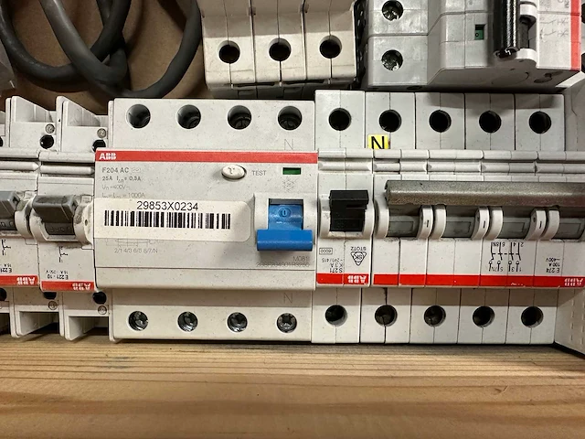 Abb - partij industriële schakelaars, automaten, motorbeveiligingen, relais & aandrijfcomponenten - afbeelding 2 van  15