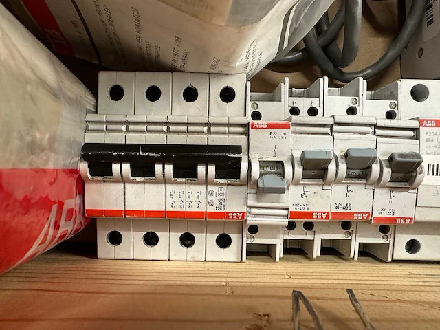 Abb - partij industriële schakelaars, automaten, motorbeveiligingen, relais & aandrijfcomponenten - afbeelding 7 van  15