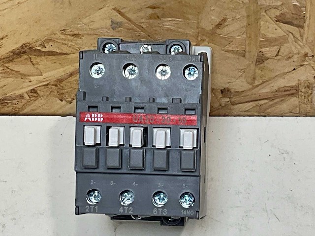 Abb 1sbl281022r8010 componenten magneetschakelaar / ua magneetschak. 15kw 400v 3-polig - afbeelding 3 van  9