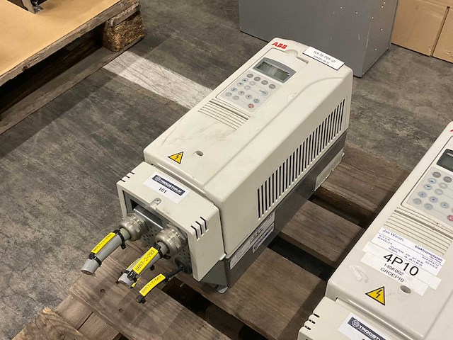 Abb acs800 frequentieregelaar - afbeelding 1 van  6