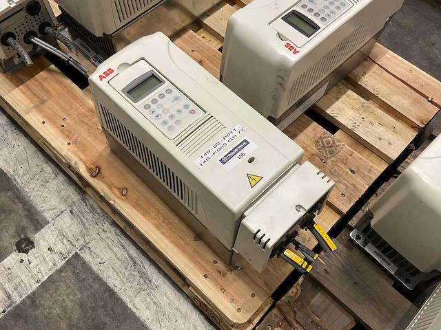 Abb acs800 frequentieregelaar - afbeelding 1 van  6