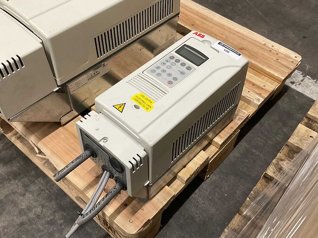 Abb acs800 frequentieregelaar - afbeelding 1 van  5