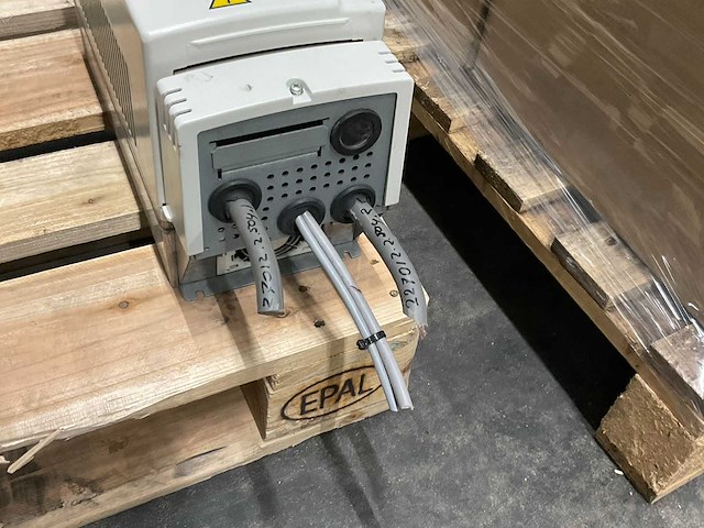 Abb acs800 frequentieregelaar - afbeelding 4 van  5