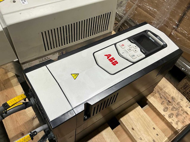 Abb acs880-01 frequentieregelaar - afbeelding 1 van  5