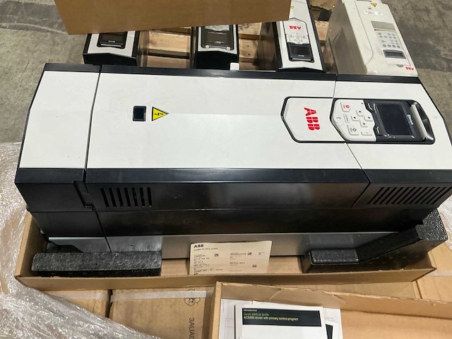 Abb acs880 frequentieregelaar - afbeelding 2 van  6