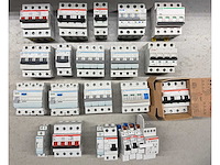Abb, attema, eaton, hager, schneider electric - groepenkast componenten w.o. aardlekautomaten en hoofdschakelaars (23x)