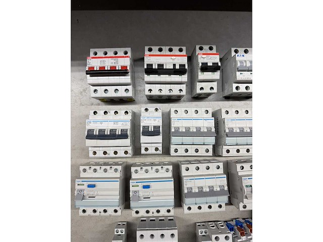 Abb, attema, eaton, hager, schneider electric - groepenkast componenten w.o. aardlekautomaten en hoofdschakelaars (23x) - afbeelding 2 van  6
