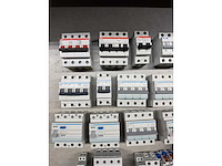 Abb, attema, eaton, hager, schneider electric - groepenkast componenten w.o. aardlekautomaten en hoofdschakelaars (23x) - afbeelding 2 van  6