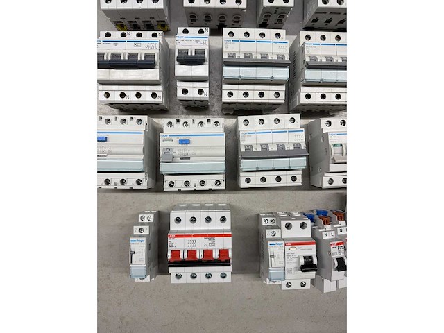 Abb, attema, eaton, hager, schneider electric - groepenkast componenten w.o. aardlekautomaten en hoofdschakelaars (23x) - afbeelding 3 van  6