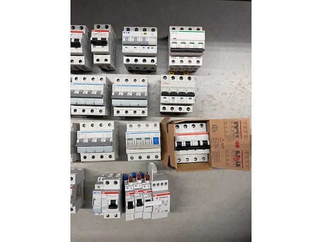 Abb, attema, eaton, hager, schneider electric - groepenkast componenten w.o. aardlekautomaten en hoofdschakelaars (23x) - afbeelding 4 van  6