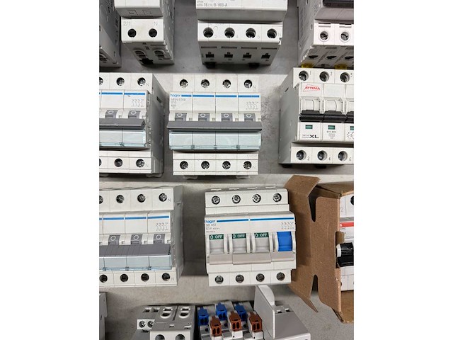 Abb, attema, eaton, hager, schneider electric - groepenkast componenten w.o. aardlekautomaten en hoofdschakelaars (23x) - afbeelding 7 van  7