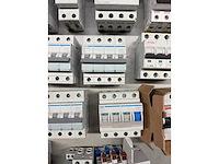 Abb, attema, eaton, hager, schneider electric - groepenkast componenten w.o. aardlekautomaten en hoofdschakelaars (23x) - afbeelding 7 van  7