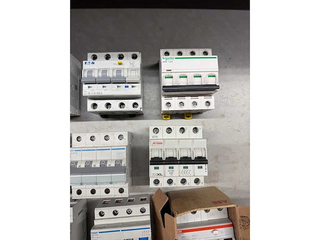 Abb, attema, eaton, hager, schneider electric - groepenkast componenten w.o. aardlekautomaten en hoofdschakelaars (23x) - afbeelding 5 van  6